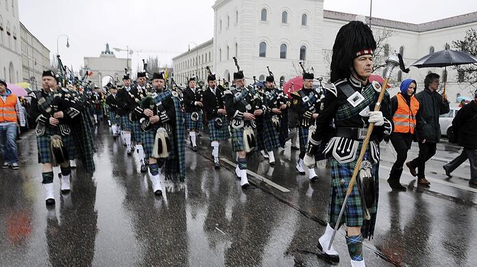Schon 2012 hat es zur St. Patrick's Day-Parade geregnet. Auch heuer ist schlechtes Wetter angesagt. Das soll laut Veranstaltern den Spaß aber nicht verderben - auch nicht das angepasste Sicherheitskonzept.