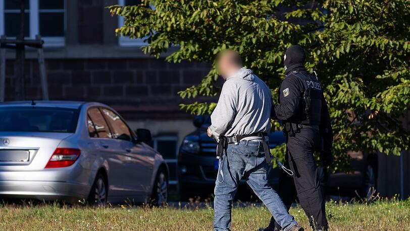 Der Waffenfund in Wien steht im Zusammenhang mit den Ermittlungen zu den Festnahmen in Berlin. (Archivbild) Der Waffenfund in Wien steht im Zusammenhang mit den Ermittlungen zu den Festnahmen in Berlin. (Archivbild)