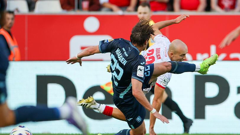 Sigurd Haugen (l) in Aktion. Der beste 1860-Torsch&uuml;tze ist wieder im Training. (Archivbild)