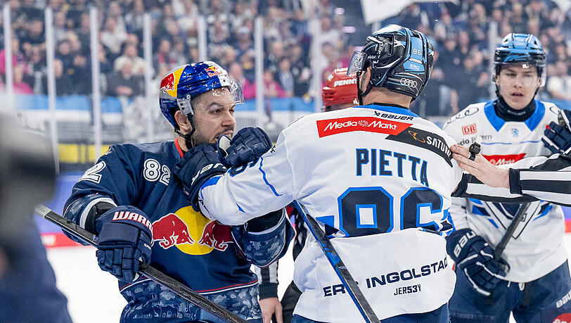 Harte Auseinandersetzung mit dem besseren Ende f&uuml;r Ingolstadt: Der EHC Red Bull M&uuml;nchen mit Chris DeSousa (l.) legt einen Playoff-Fehlstart hin.