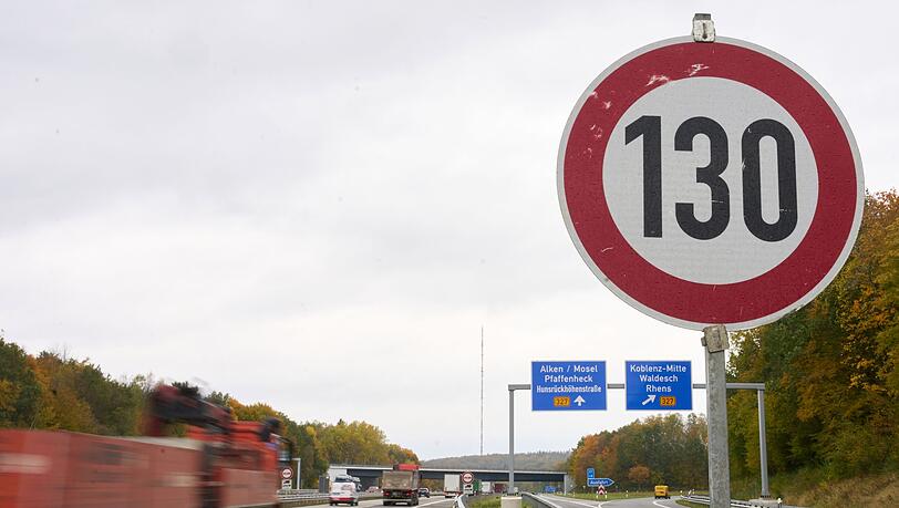 Auf mehreren Autobahn-Abschnitten in Deutschland ist die Höchstgeschwindigkeit bereits begrenzt. (Archivbild) Auf mehreren Autobahn-Abschnitten in Deutschland ist die Höchstgeschwindigkeit bereits begrenzt. (Archivbild)