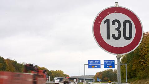 Auf mehreren Autobahn-Abschnitten in Deutschland ist die H&ouml;chstgeschwindigkeit bereits begrenzt. (Archivbild)