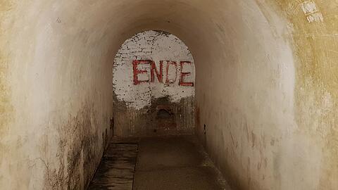 Die deutliche Aufschrift "ENDE" an der Wand markierte den Schlusspunkt des ehemals begehbaren Bunkertrakts unter dem Hotel T&uuml;rken.