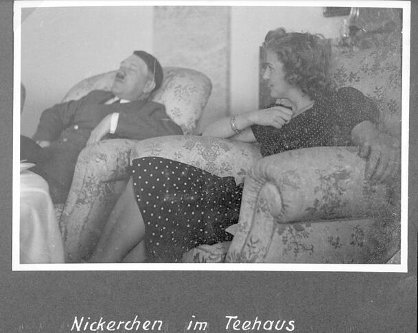 "Nickerchen im Teehaus" hat Eva Braun unter dieses Foto mit Adolf Hitler geschrieben, das vermutlich im Kehlsteinhaus aufgenommen worden ist.