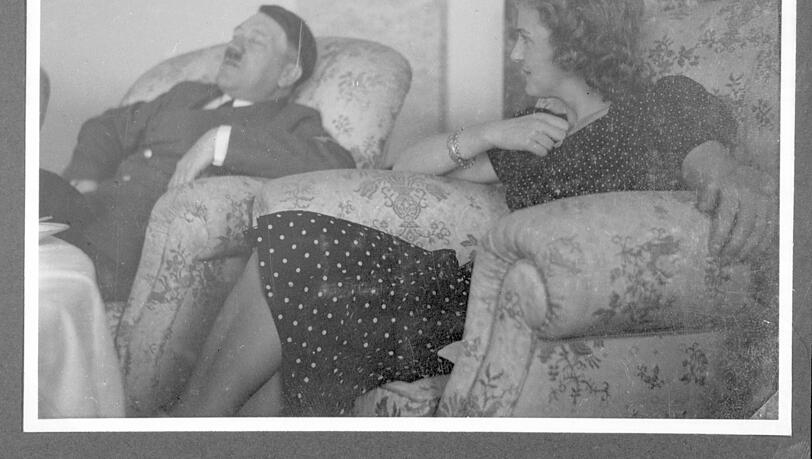 "Nickerchen im Teehaus" hat Eva Braun unter dieses Foto mit Adolf Hitler geschrieben, das vermutlich im Kehlsteinhaus aufgenommen worden ist.