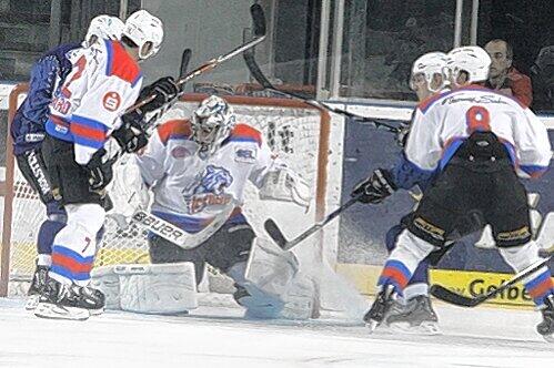 Im zweiten Drittel unter Dauerfeuer: Tigers-Keeper Patrick Ehelechner (Mitte) bei seinem Comeback mit einer Klasseleistung.