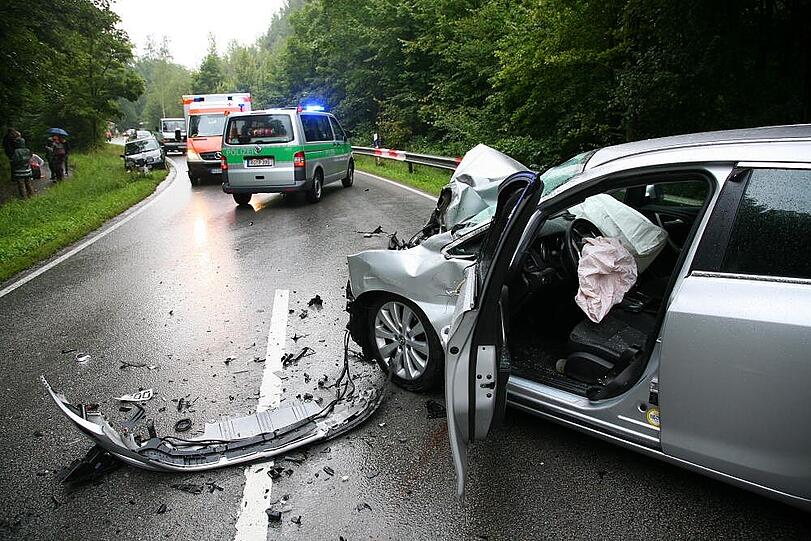 Horrorcrash mit glücklichem Ausgang: Ein 30-jähriger BMW-Fahrer prallt mit einem LKW-Hänger zusammen - wird aber glücklicherweise nur leicht verletzt.