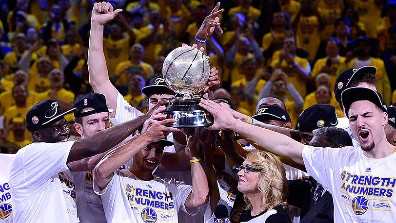 Die Golden State Warriors feiern ihren ersten Einzug in die NBA-Finals seit 40 Jahren. Die Golden State Warriors feiern ihren ersten Einzug in die NBA-Finals seit 40 Jahren.