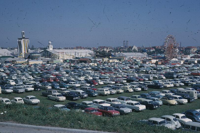 Autowiesn: 1964 kann man noch direkt vor dem Oktoberfest parken.
