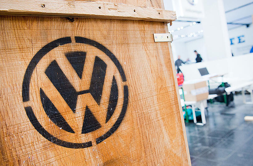 Der VW-Konzern muss wegen des Abgas-Skandals in seiner Bilanz für 2015 rund 16,4 Milliarden Euro zurückstellen. Foto: Julian Stratenschulte