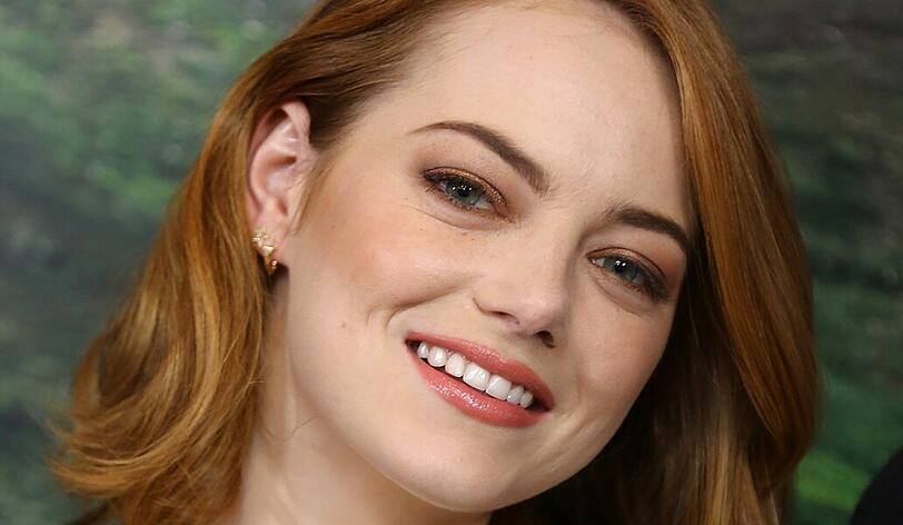 Die roten Haare sind ihr Markenzeichen. Ursprünglich war Emma Stone jedoch blond.