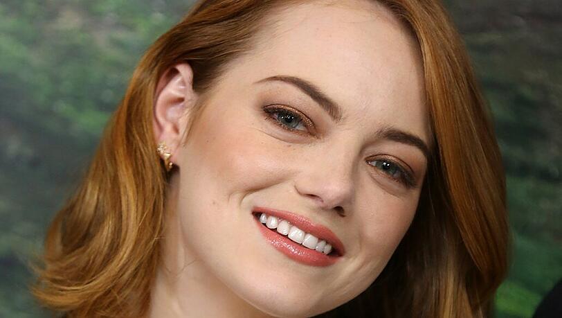 Die roten Haare sind ihr Markenzeichen. Ursprünglich war Emma Stone jedoch blond.