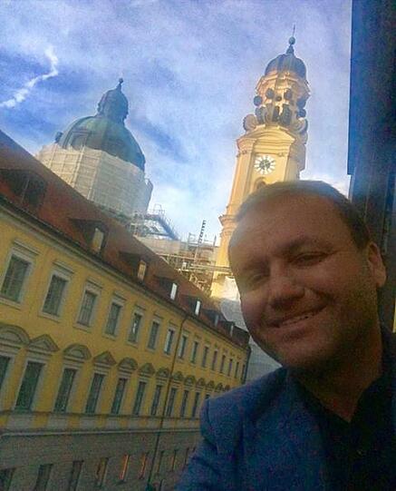 Peter Safarik blickt von seinem Laden direkt auf die Theatinerkirche