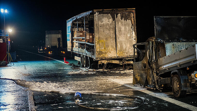 Im Kleinlaster verbrennen zwei Menschen nach dem Auffahrufall auf der A6. Die Bilder der Nacht.