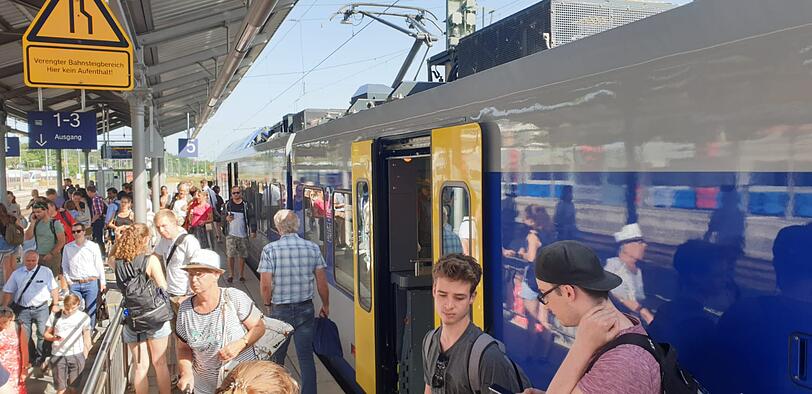 Bei der S3 ging stundenlang nichts voran. Hier warten Fahrgäste am Bahnsteig.