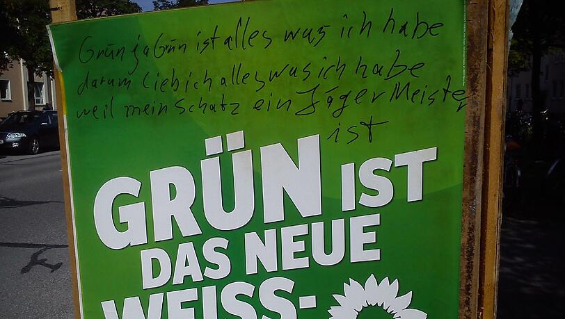 Eine ungewöhnliche Kritzelei auf einem Wahlplakat der Grünen. Eine ungewöhnliche Kritzelei auf einem Wahlplakat der Grünen.
