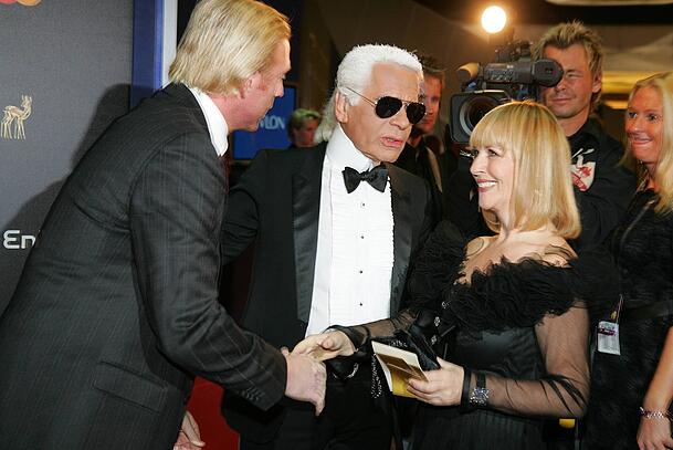 Mittendrin statt nur dabei: Patricia Riekel mit Boris Becker und Karl Lagerfeld bei der Bambi-Verleihung 2006. Mittendrin statt nur dabei: Patricia Riekel mit Boris Becker und Karl Lagerfeld bei der Bambi-Verleihung 2006.