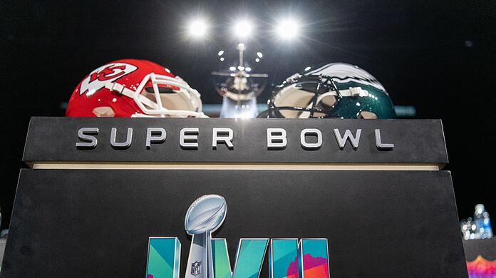 Beim Super Bowl LVII treten die Kansas City Chiefs (l) gegen die Philadelphia Eagles an.