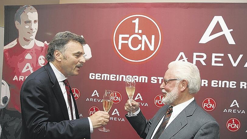 Champagner auf die Millionen-Ehe: Club-Präsident Michael A. Roth und Ulrich Gräber, Sprecher der Areva-Geschäftsführung, stoßen auf den Drei-Jahresvertrag an, der dem 1. FCN – bei sofortigem Wiederaufstieg – knapp zehn Millionen Euro einbringt.Foto: bayernpress Champagner auf die Millionen-Ehe: Club-Präsident Michael A. Roth und Ulrich Gräber, Sprecher der Areva-Geschäftsführung, stoßen auf den Drei-Jahresvertrag an, der dem 1. FCN – bei sofortigem Wiederaufstieg – knapp zehn Millionen Euro einbringt.Foto: bayernpress
