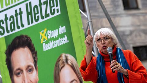 Claudia Roth (Bündnis 90/Die Grünen) spricht beim Wahlkampffinale der Grünen auf dem Odeonsplatz.