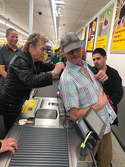 Peter Maffay nimmt sich Zeit für seine Münchner Fans. Peter Maffay nimmt sich Zeit für seine Münchner Fans.