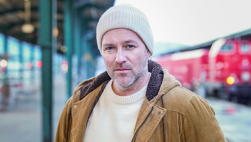 Ben Blümel steht am Mittwoch, 27. März, ab 20:15 Uhr als Jesus auf der Bühne in Kassel. "Die Passion" wird live auf RTL und RTL+ übertragen.