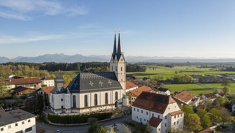 Eine der ältesten Frauenkirchen Altbaierns ist die Wallfahrtsbasilika Mariä Himmelfahrt in Tuntenhausen. Eine der ältesten Frauenkirchen Altbaierns ist die Wallfahrtsbasilika Mariä Himmelfahrt in Tuntenhausen.
