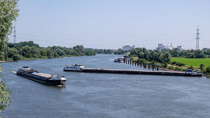 Das Schiff lag seit vergangenem Mittwoch quer auf der Donau.