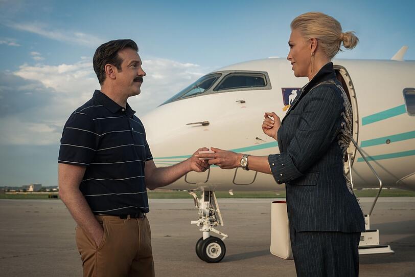 Ted Lasso (Jason Sudeikis) ist von Rebeccas (Hannah Waddingham) Angebot nicht sofort zu 100 Prozent &uuml;berzeugt.