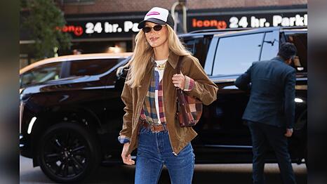Supermodel Bella Hadid hat den neuen modischen Herbstfavoriten bereits f&uuml;r sich entdeckt: In New York tr&auml;gt sie ein Flanellhemd unter einer Wildlederjacke.