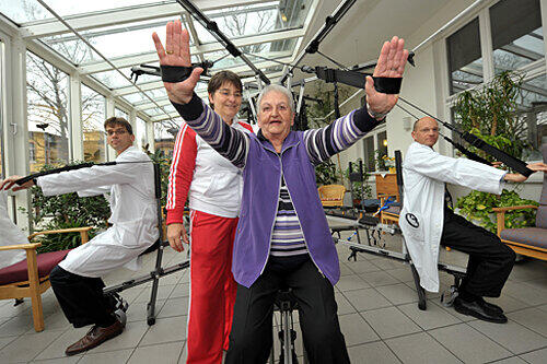 Nicht nur Gertrud Geuther (88, Mitte) trainiert unter Anleitung von Sportwissenschaftlerin Dr. Ellen Freiberger gerne an der &bdquo;Spinne&ldquo;. Auch der geriatrische Assistenzarzt Dr. Michael Drey (li.) und Prof. Cornel Sieber, Chefarzt der Geriatrie, legen Wert auf Fitness.