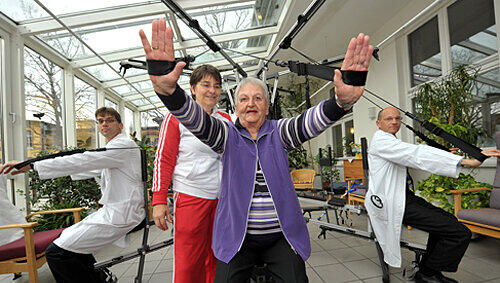 Nicht nur Gertrud Geuther (88, Mitte) trainiert unter Anleitung von Sportwissenschaftlerin Dr. Ellen Freiberger gerne an der „Spinne“. Auch der geriatrische Assistenzarzt Dr. Michael Drey (li.) und Prof. Cornel Sieber, Chefarzt der Geriatrie, legen Wert auf Fitness. Nicht nur Gertrud Geuther (88, Mitte) trainiert unter Anleitung von Sportwissenschaftlerin Dr. Ellen Freiberger gerne an der „Spinne“. Auch der geriatrische Assistenzarzt Dr. Michael Drey (li.) und Prof. Cornel Sieber, Chefarzt der Geriatrie, legen Wert auf Fitness.