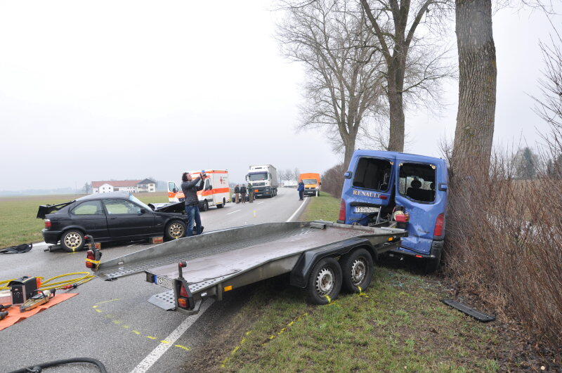 Am Donnerstagmorgen kam es auf der B299 zwischen Altötting und Unterneukirchen zu einem schweren Verkehrsunfall. Der Fahrer eines BMWs überholte mehrere Fahrzeuge und kam dabei ins schleudern. Daraufhin kollidierte das Fahrzeug mit einem Kleintransporter. Dieser erfasse den BMW seitlich auf der Fahrerseite.

Der Fahrer des erlag sofort seinen Verletzungen. Der Fahrer des Transporters wurde mit leichten Verletzungen ins Krankenhaus gebracht.