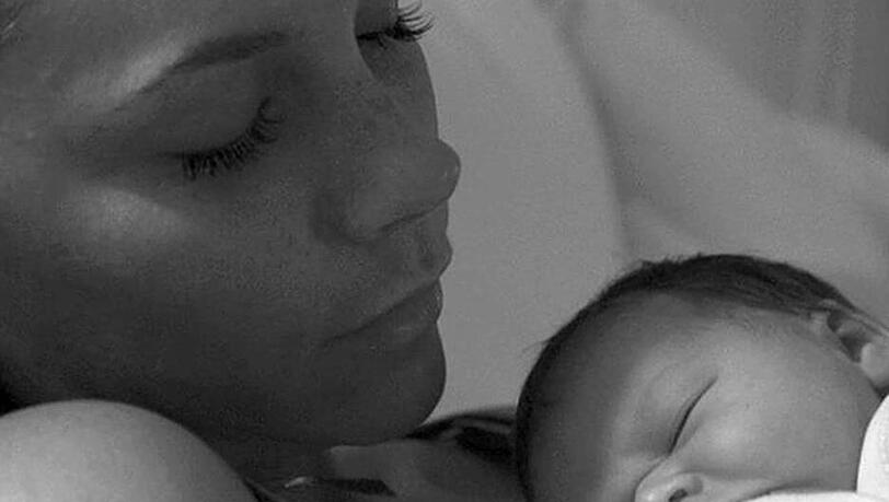 Auch der jüngste Familienzuwachs der Beckhams wird kein Öffentlichkeits-scheues Kind werden. Bereits im Säuglingsalter muss sie sich an Trubel gewöhnen - und kommt mit ins Kino. Auch der jüngste Familienzuwachs der Beckhams wird kein Öffentlichkeits-scheues Kind werden. Bereits im Säuglingsalter muss sie sich an Trubel gewöhnen - und kommt mit ins Kino.