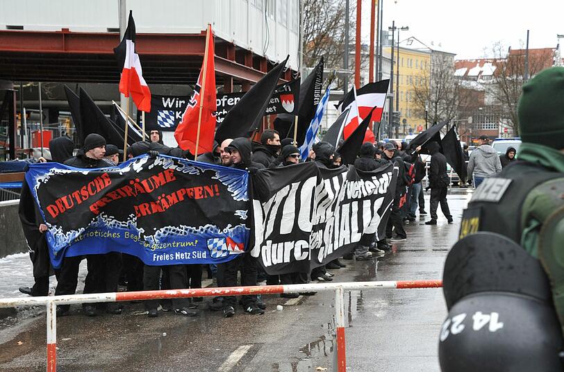 Von Polizisten abgeschirmt: Die Neonazis marschieren über die Sonnenstraße.