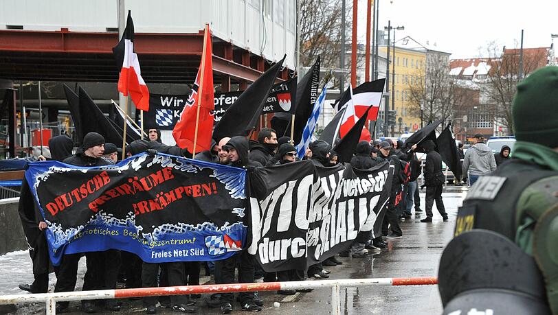 Von Polizisten abgeschirmt: Die Neonazis marschieren über die Sonnenstraße. Von Polizisten abgeschirmt: Die Neonazis marschieren über die Sonnenstraße.