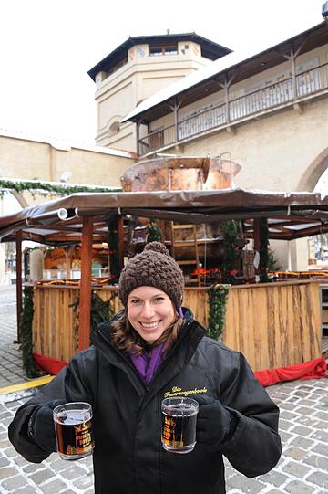 Viktoria schenkt sie mit viel Liebe aus: Die Feuerzangenbowle am Isartor.