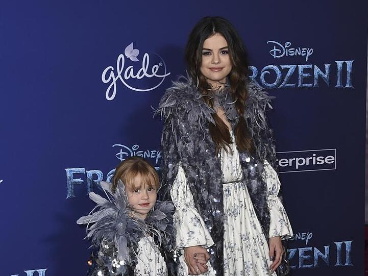Hand in Hand auf dem roten Teppich: Selena Gomez und ihre Halbschwester Schwester Gracie Elliot.