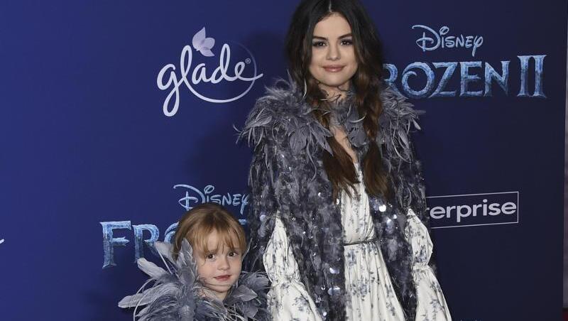 Hand in Hand auf dem roten Teppich: Selena Gomez und ihre Halbschwester Schwester Gracie Elliot. Hand in Hand auf dem roten Teppich: Selena Gomez und ihre Halbschwester Schwester Gracie Elliot.