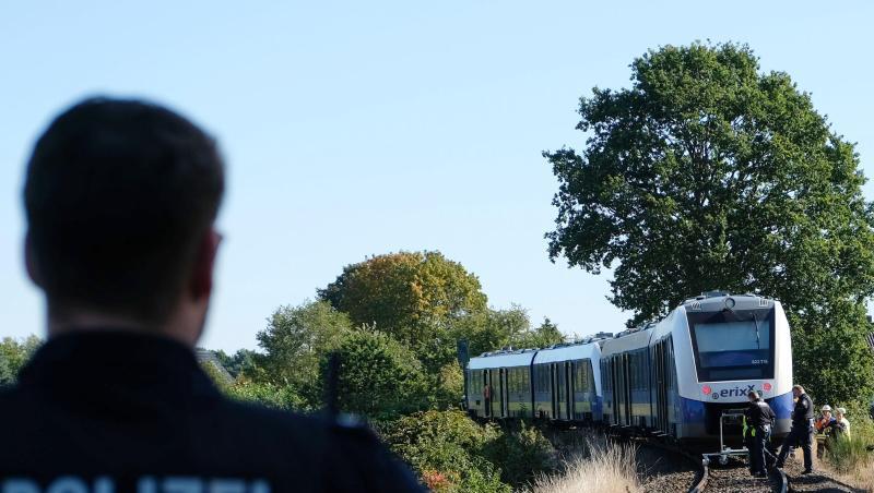 Ein Polizist steht in der Nähe des Unglücksortes auf dem Bahngleis bei Isenbüttel. Ein Polizist steht in der Nähe des Unglücksortes auf dem Bahngleis bei Isenbüttel.