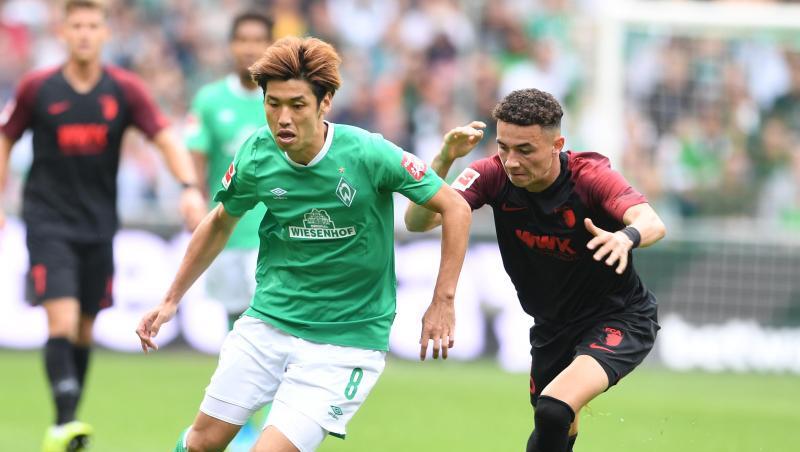Werders Yuya Osako (l) setzt sich gegen Augsburgs Ruben Vargas durch. Werders Yuya Osako (l) setzt sich gegen Augsburgs Ruben Vargas durch.