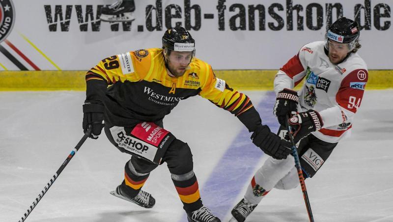 Leon Draisaitl von Deutschland und Marco Richter von Österreich (l-r.) im Zweikampf um den Puck. Foto: Armin Weigel Leon Draisaitl von Deutschland und Marco Richter von Österreich (l-r.) im Zweikampf um den Puck. Foto: Armin Weigel