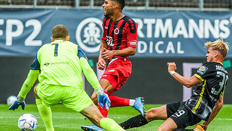 Leandro Morgalla verursacht im Duell mit Simon Stehle den Elfmeter, der zum 1:0 von Viktoria Köln führt, Links 1860-Keeper Marco Hiller.