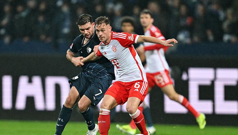 Bochums Kevin Stöger (l) und Münchens Joshua Kimmich kämpfen um den Ball.
