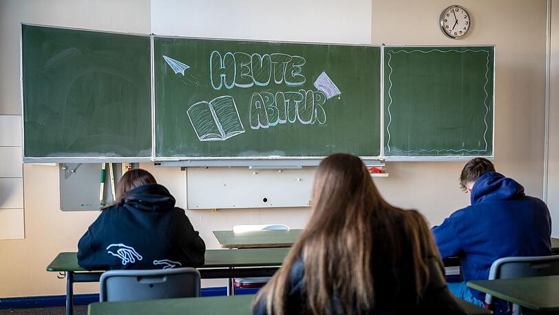 "Heute Abitur" steht auf einer Tafel im Klassenzimmer eines Gymnasiums.