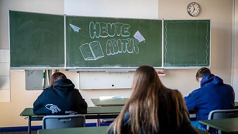 "Heute Abitur" steht auf einer Tafel im Klassenzimmer eines Gymnasiums.