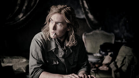 Kate Winslet als Lee Miller in einer Szene des Films "Die Fotografin".