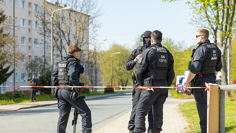 In Sachsen sind zwei Leichen und ein Schwerverletzter im Bereich eines Mehrfamilienhauses gefunden worden.