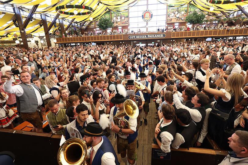 Die Festzelte waren schon früh gut gefüllt. Die Festzelte waren schon früh gut gefüllt.