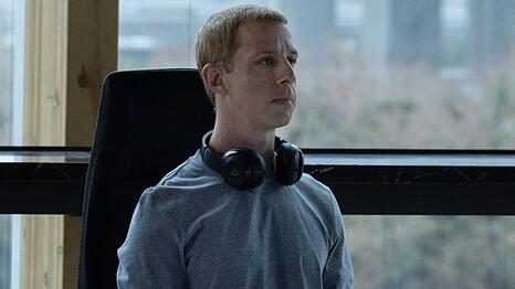 Jeremy Strong als Mark Zuckerberg in "The Social Reckoning".